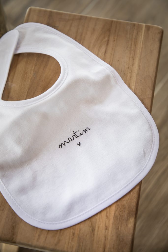 Babete branco 100% algodão. Personalizado com DTF (estampagem) com o nome "Martim"