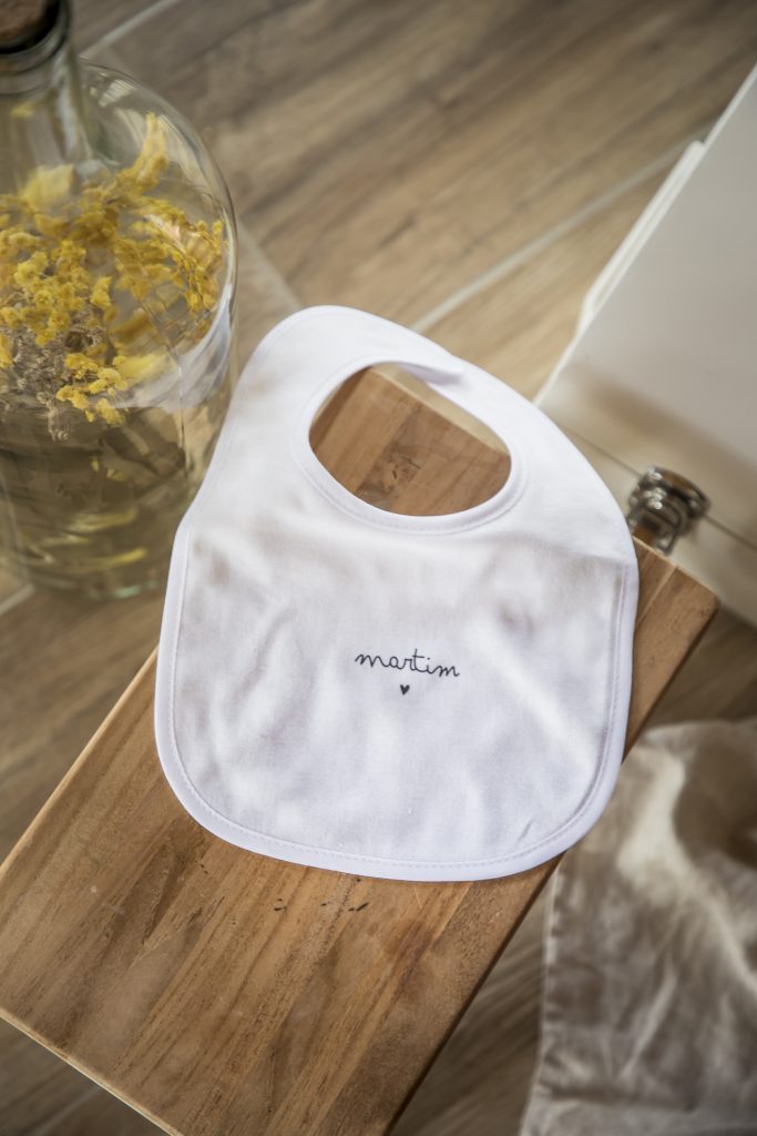 Babete branco 100% algodão. Personalizado com DTF (estampagem) com o nome "Martim"