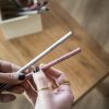 Lápis Disco, disponível em lilás e prateado. Personalizado a laser com nome ou iniciais