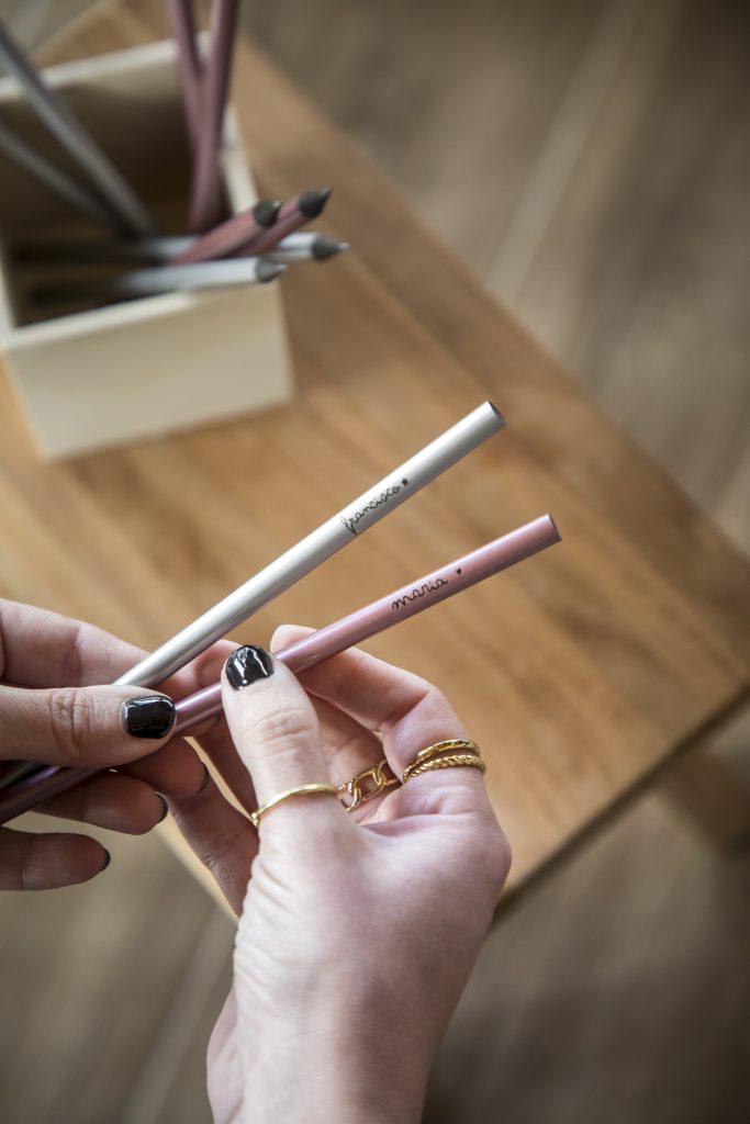 Lápis Disco, disponível em lilás e prateado. Personalizado a laser com nome ou iniciais