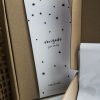 Caixa presente com faixa de papel e folha de seda perfumada