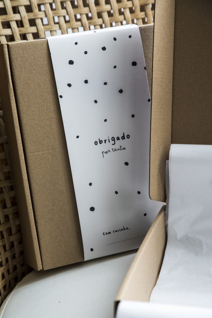 Caixa presente com faixa de papel e folha de seda perfumada