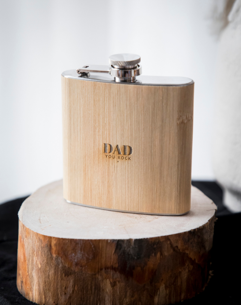 Cantil vintage com acabamento em bambu. Personalizado com gravação a laser